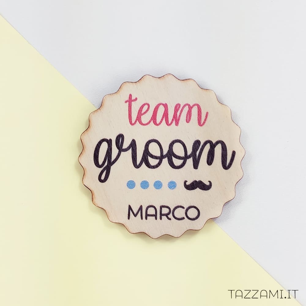 Spilla addio al celibatoTeam Groom personalizzata con nome