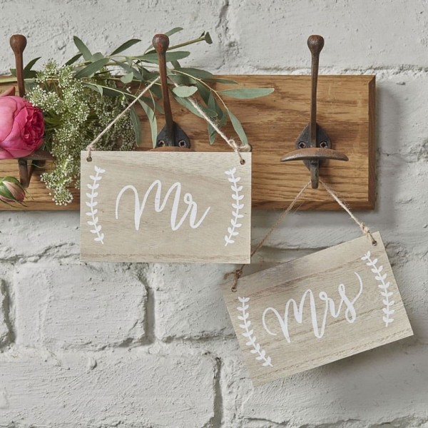 Coppia di targhette in legno stampato con scritta MR e Mrs per sposi